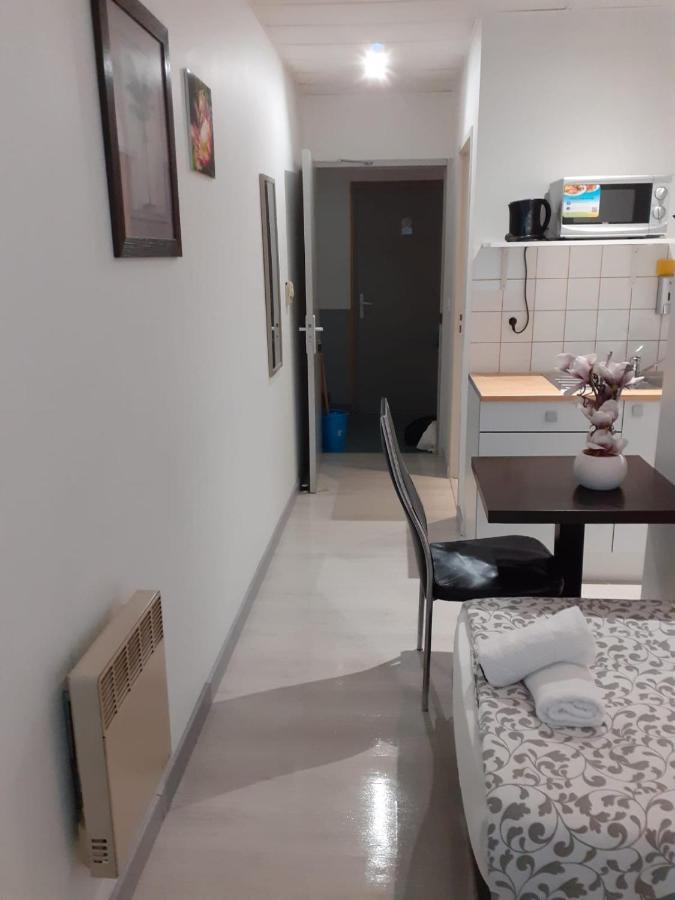 Paris Par Trains, Area, Studios Avec Salle De Bain Et Kitchenette Privees, Ou, Chambres Avec Salles Bain Et Cuisines Communes Persan Ngoại thất bức ảnh