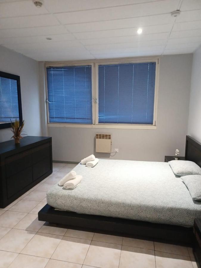Paris Par Trains, Area, Studios Avec Salle De Bain Et Kitchenette Privees, Ou, Chambres Avec Salles Bain Et Cuisines Communes Persan Ngoại thất bức ảnh