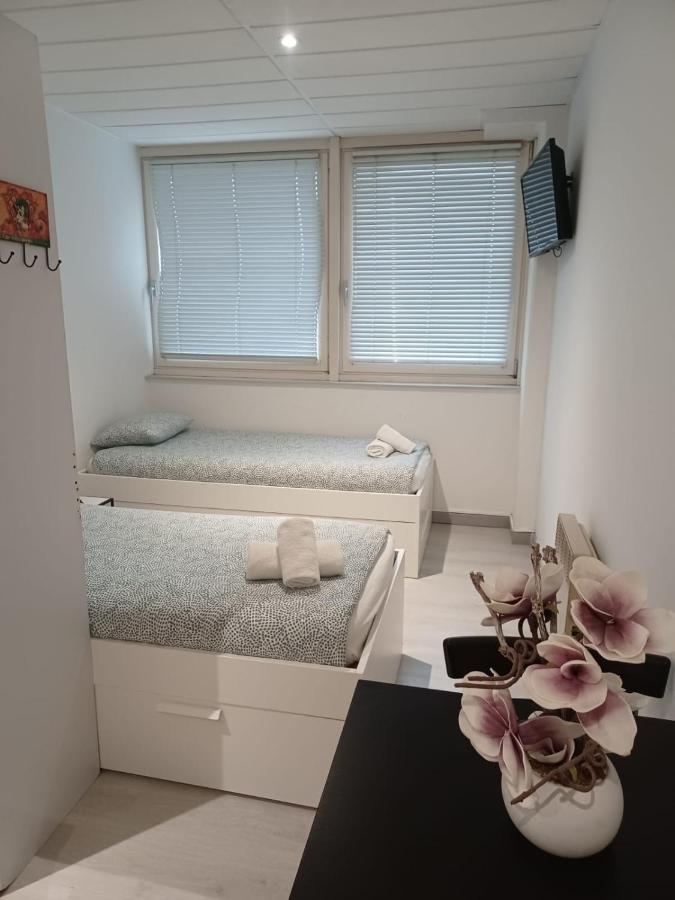 Paris Par Trains, Area, Studios Avec Salle De Bain Et Kitchenette Privees, Ou, Chambres Avec Salles Bain Et Cuisines Communes Persan Ngoại thất bức ảnh