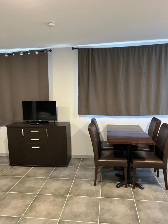 Paris Par Trains, Area, Studios Avec Salle De Bain Et Kitchenette Privees, Ou, Chambres Avec Salles Bain Et Cuisines Communes Persan Ngoại thất bức ảnh