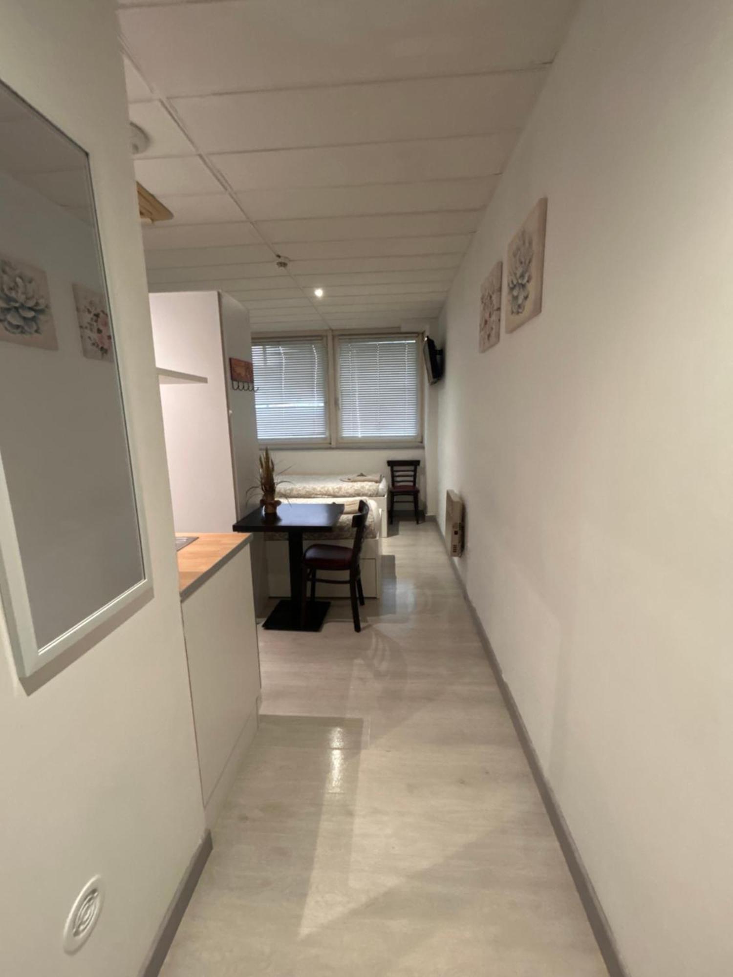 Paris Par Trains, Area, Studios Avec Salle De Bain Et Kitchenette Privees, Ou, Chambres Avec Salles Bain Et Cuisines Communes Persan Ngoại thất bức ảnh