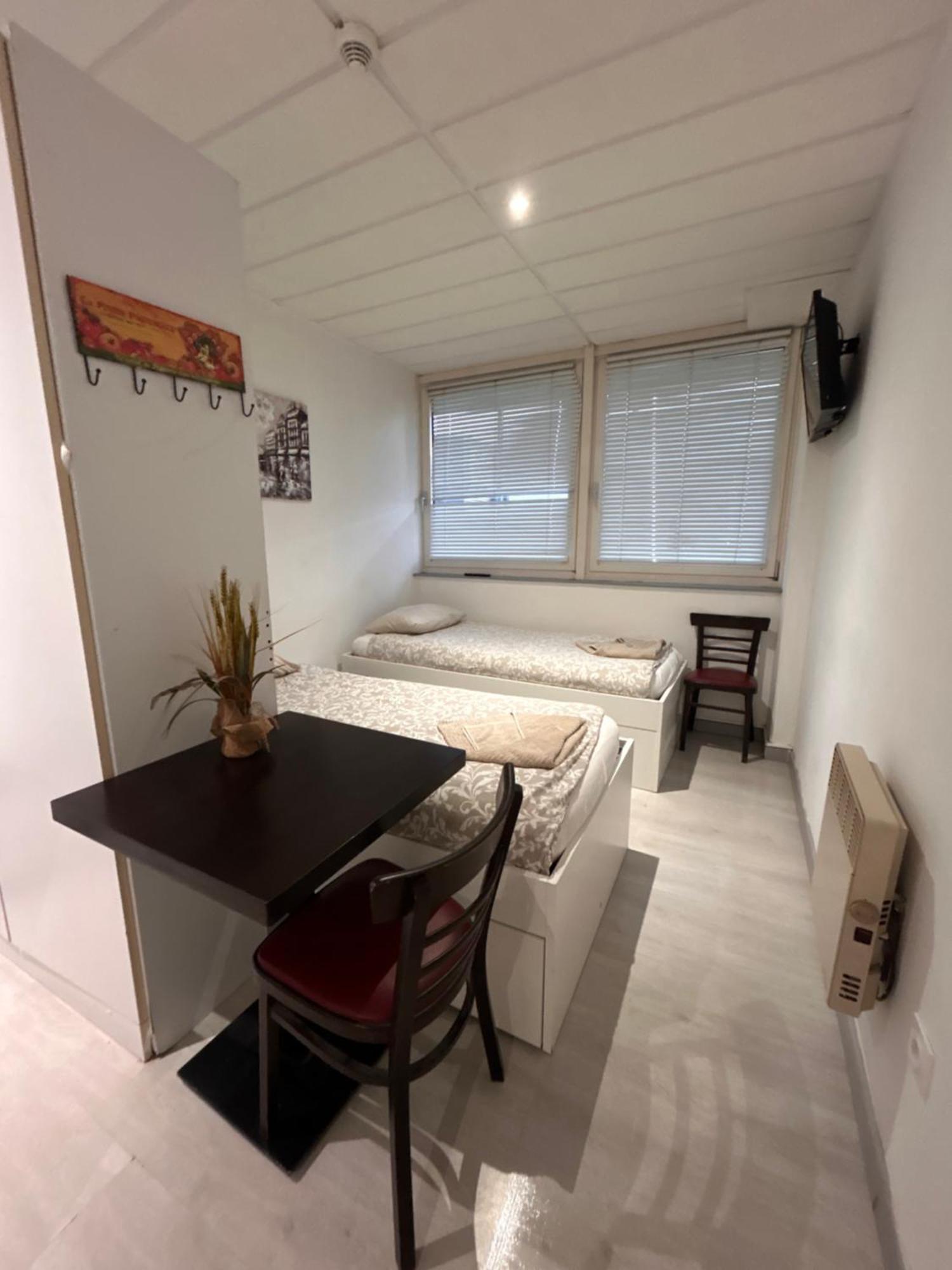 Paris Par Trains, Area, Studios Avec Salle De Bain Et Kitchenette Privees, Ou, Chambres Avec Salles Bain Et Cuisines Communes Persan Ngoại thất bức ảnh